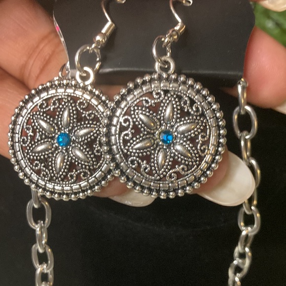 NWT! Gorgeous silver and blue necklace set w/ matching earrings. Ready to ship! - Picture 2 of 4